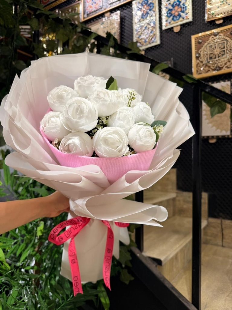 باقة ورد أبيض بغلاف بينك